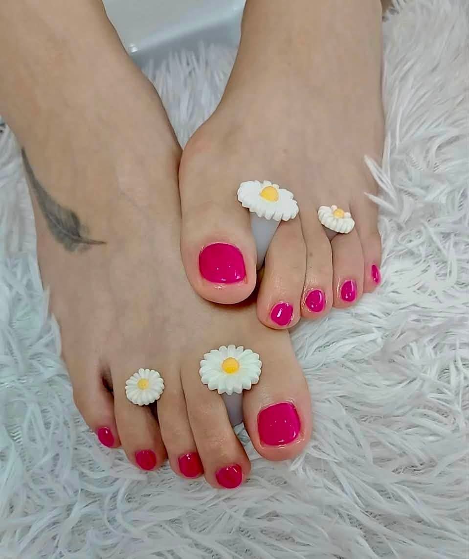 ผลงานทำเล็บเท้า ลายดอกเดซี่สีชมพู Mali Nail & Spa