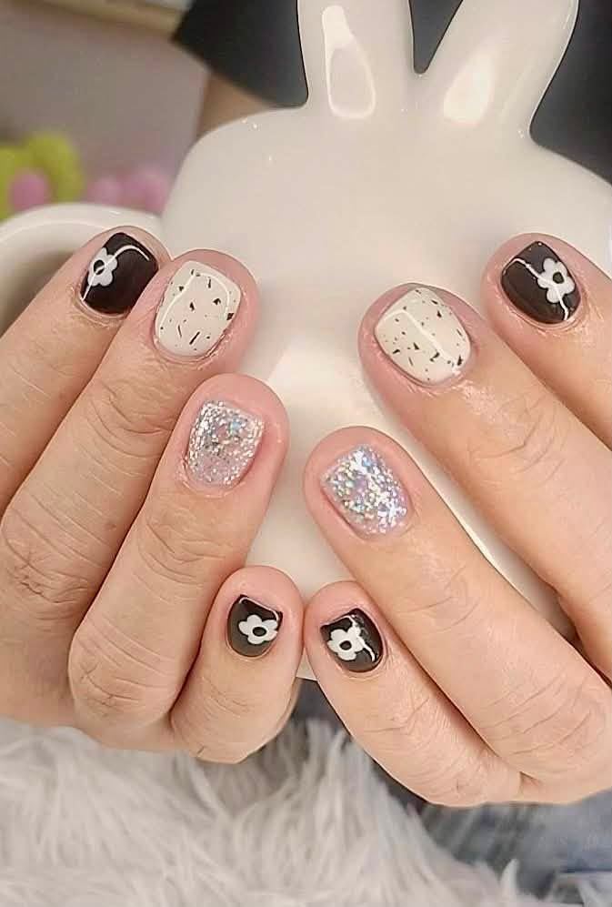 ผลงานทำเล็บมือลายดอกไม้สีดำขาว Mali Nail & Spa